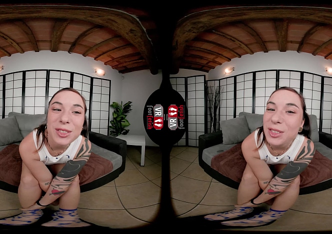 Naughty Lilith Smears Hazelnut Cream All Over Her Sexy Bare Feet VR